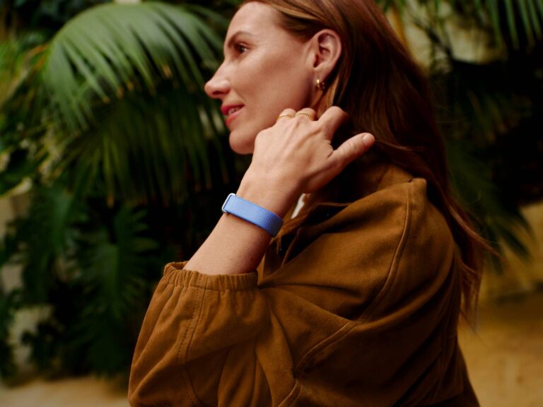 Google Fitbit Air: фитнес-браслет без экрана за $99